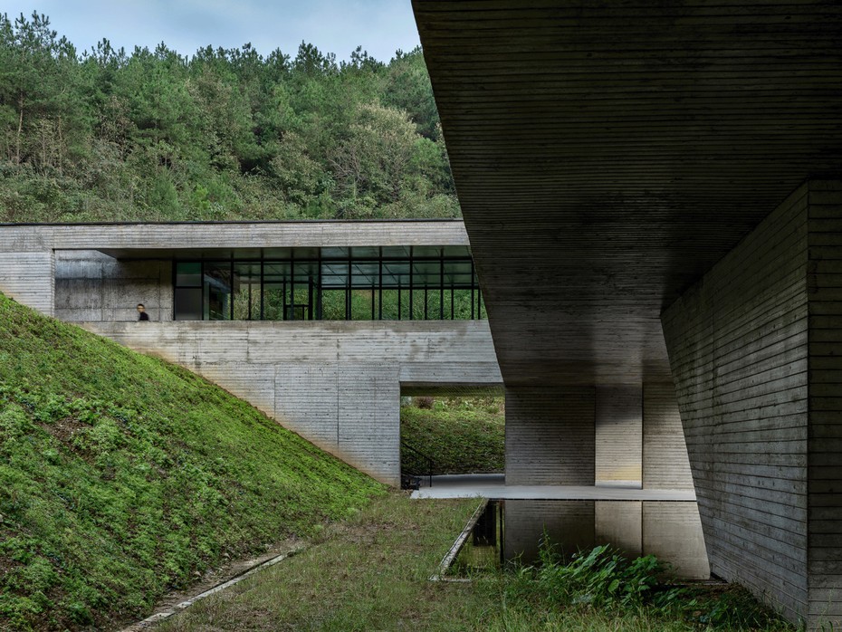 Комплекс Wudang Mountain Visitor Center вид третий