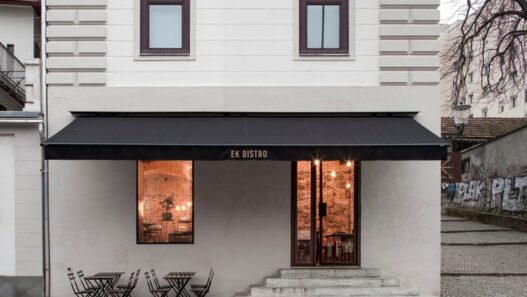 Интерьер EK Bistro «освободили» от штукатурки