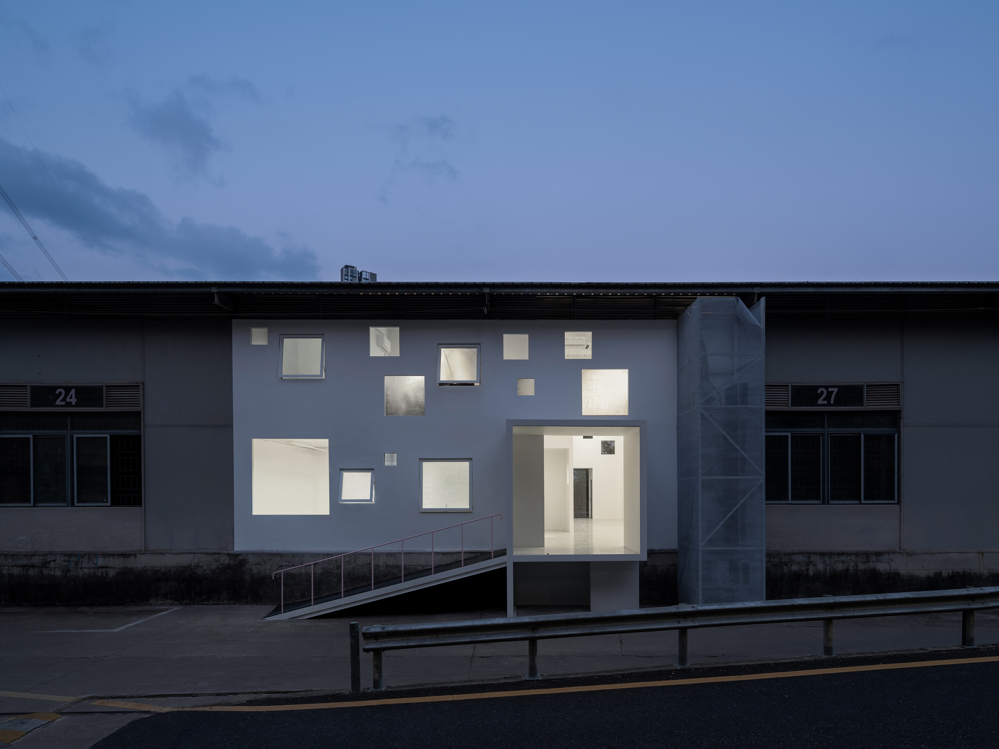 Apelron Contemporary / Aether Architects + Archigress