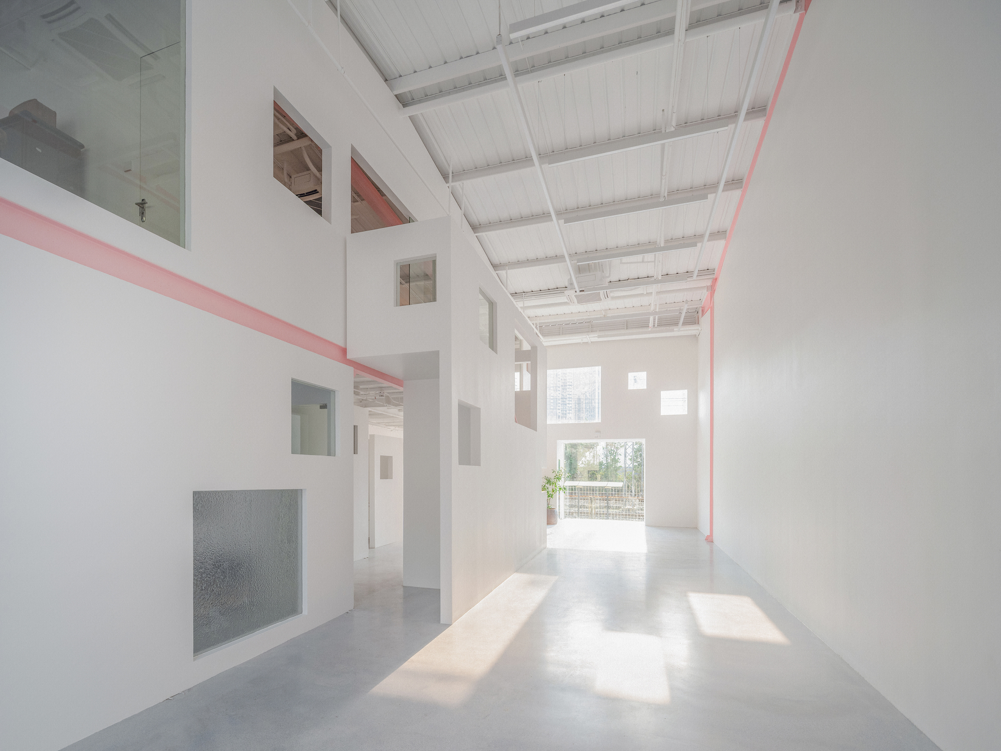Apelron Contemporary / Aether Architects + Archigress