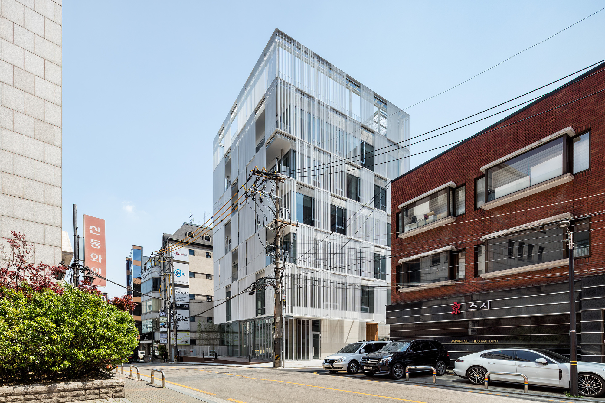 Metal Curtain Building / Hyunjoon Yoo + Partners