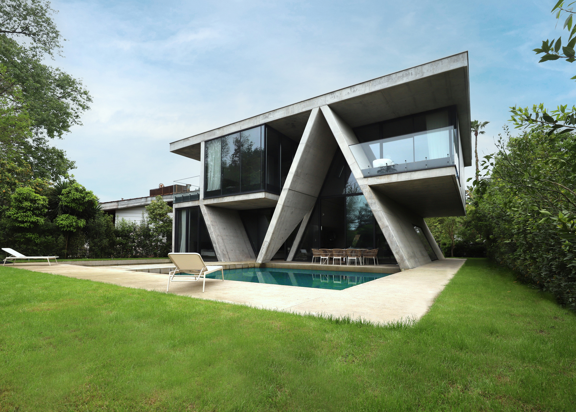 The Gable Villa / Next Office–Alireza Taghaboni