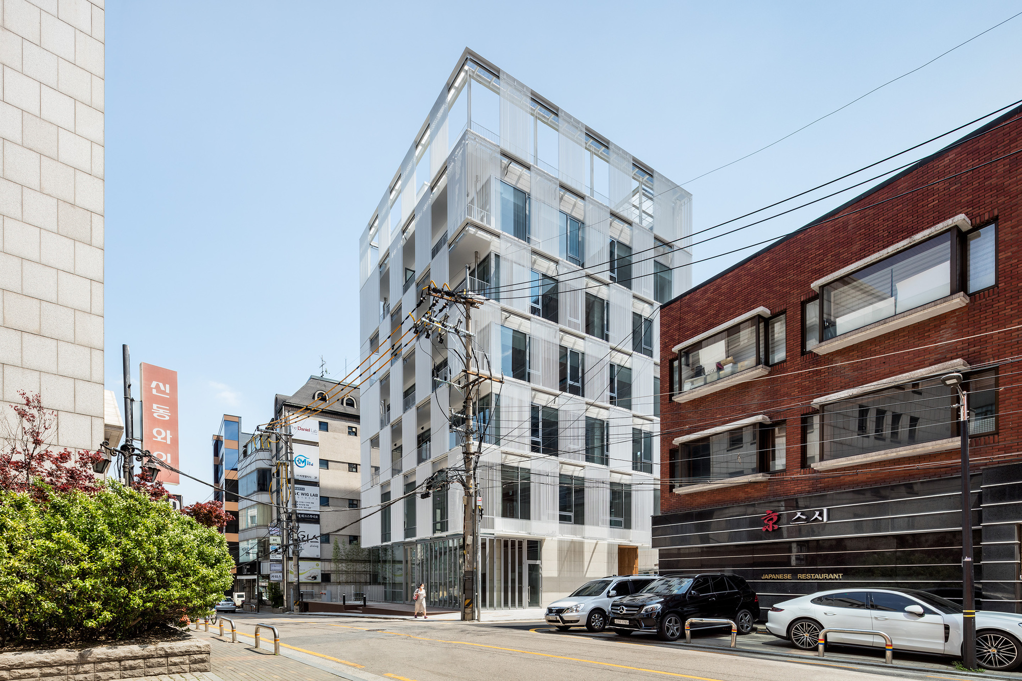 Metal Curtain Building / Hyunjoon Yoo + Partners