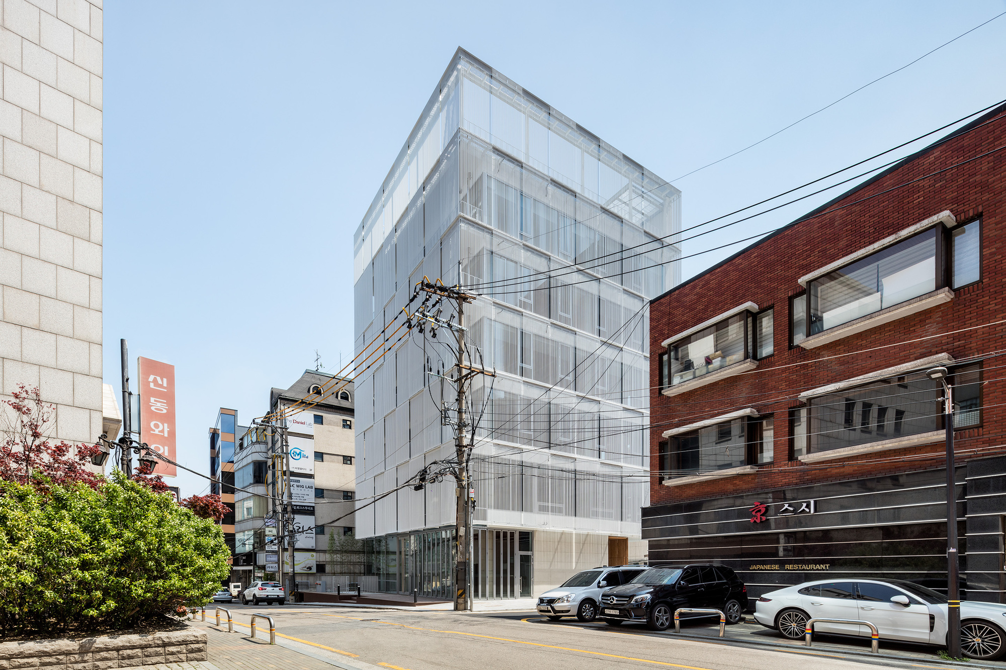Metal Curtain Building / Hyunjoon Yoo + Partners