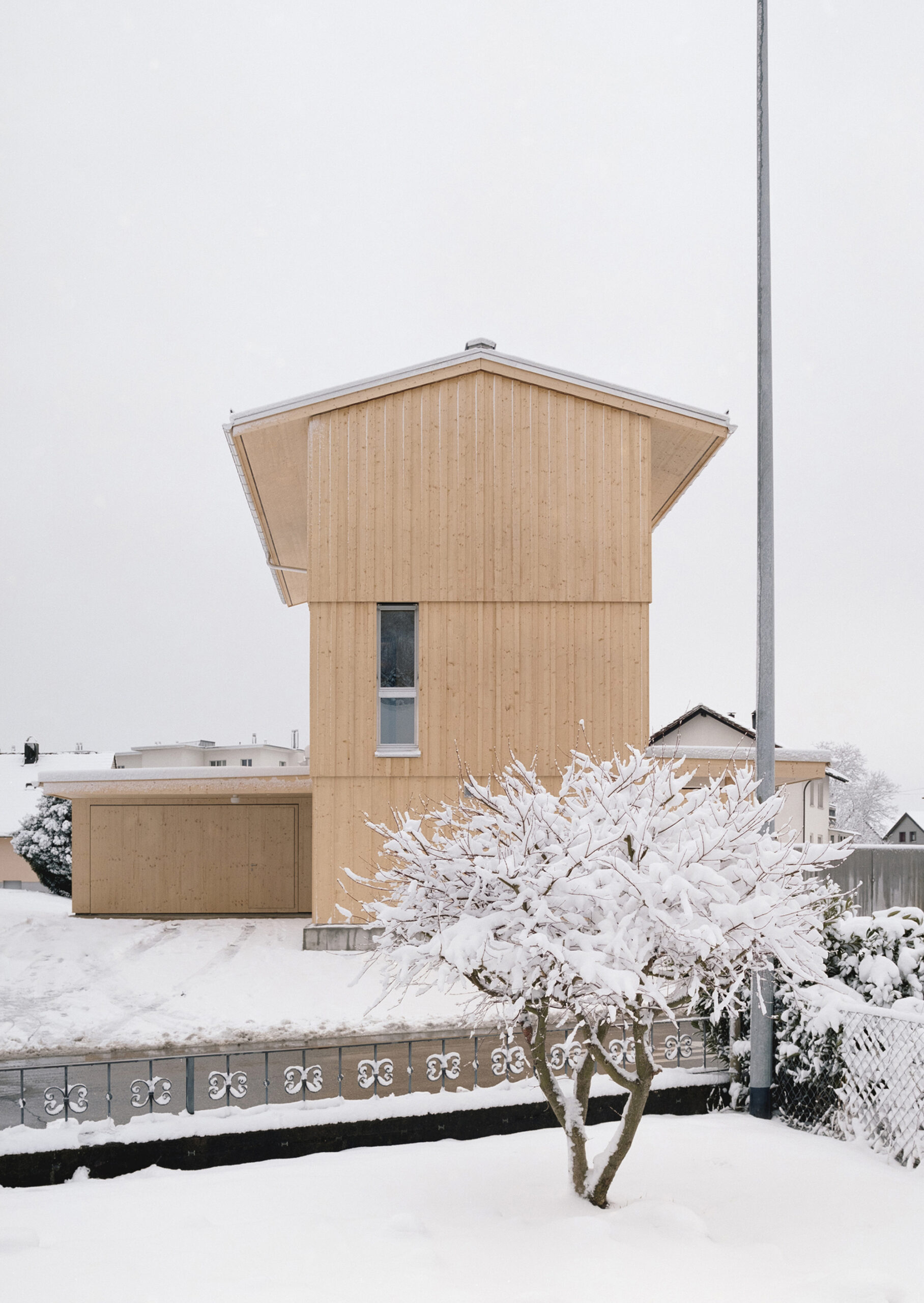 Tower House / kit — дом для семьи на треугольном участке в Санкт-Галлене