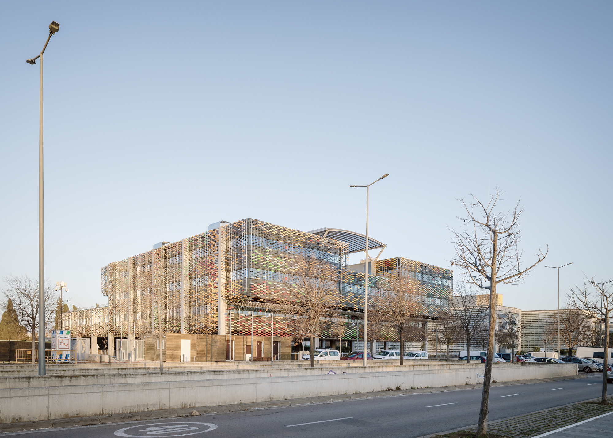 Delta Business Center / Picharchitects/Pich-Aguilera