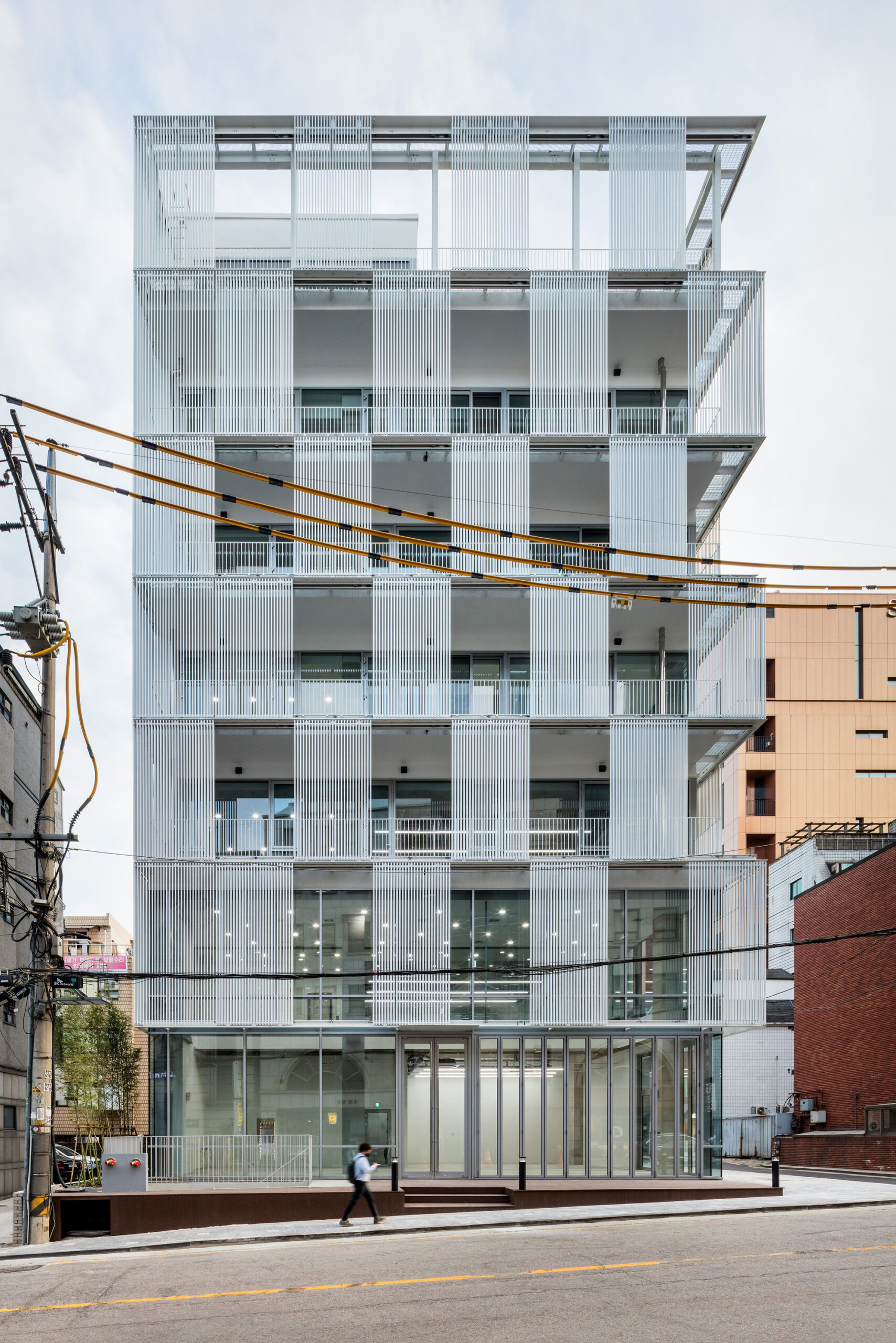 Metal Curtain Building / Hyunjoon Yoo + Partners
