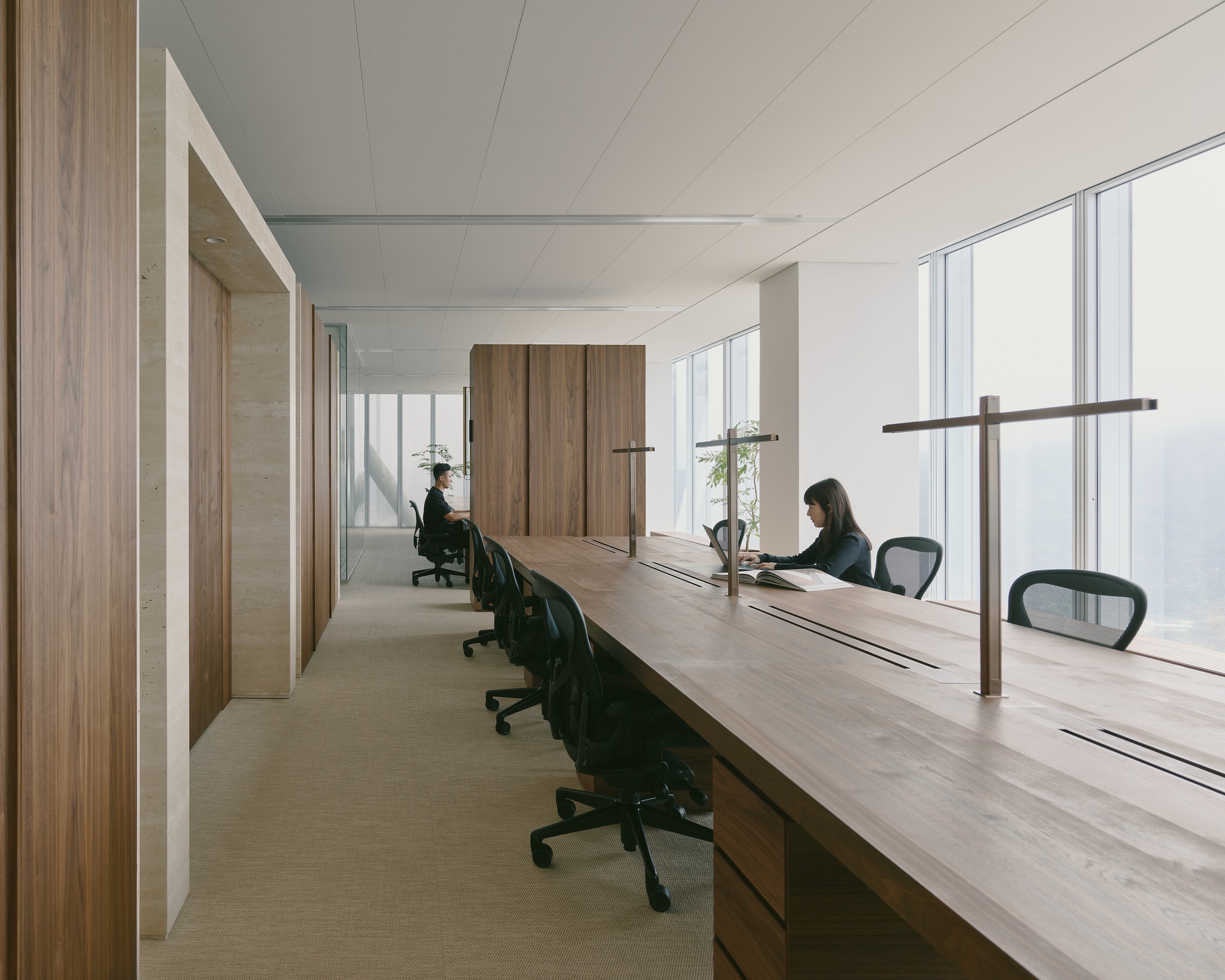 Office H / Minuspluse Design — офис в Тайбэе с «зоной взаимодействия сотрудников» в центре планировки