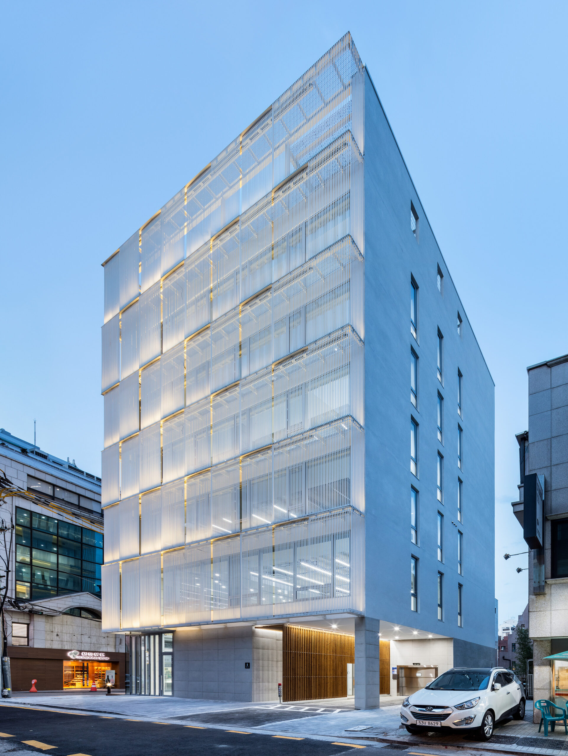 Metal Curtain Building / Hyunjoon Yoo + Partners