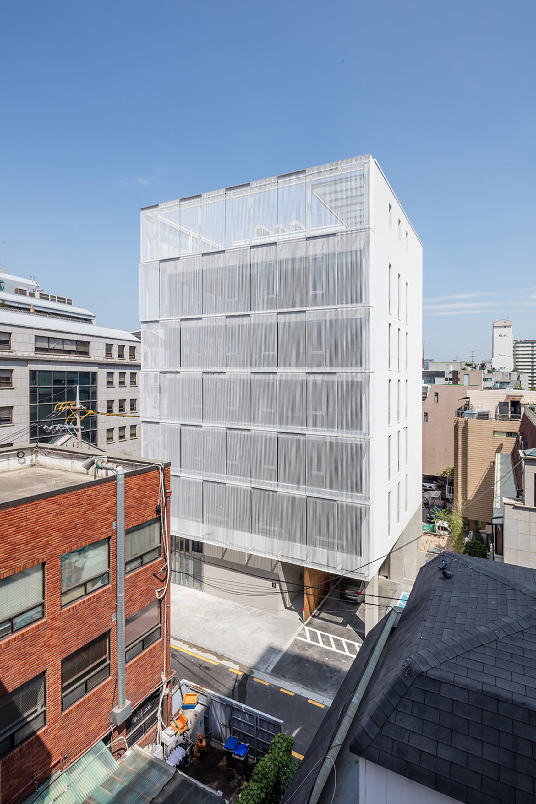 Metal Curtain Building / Hyunjoon Yoo + Partners