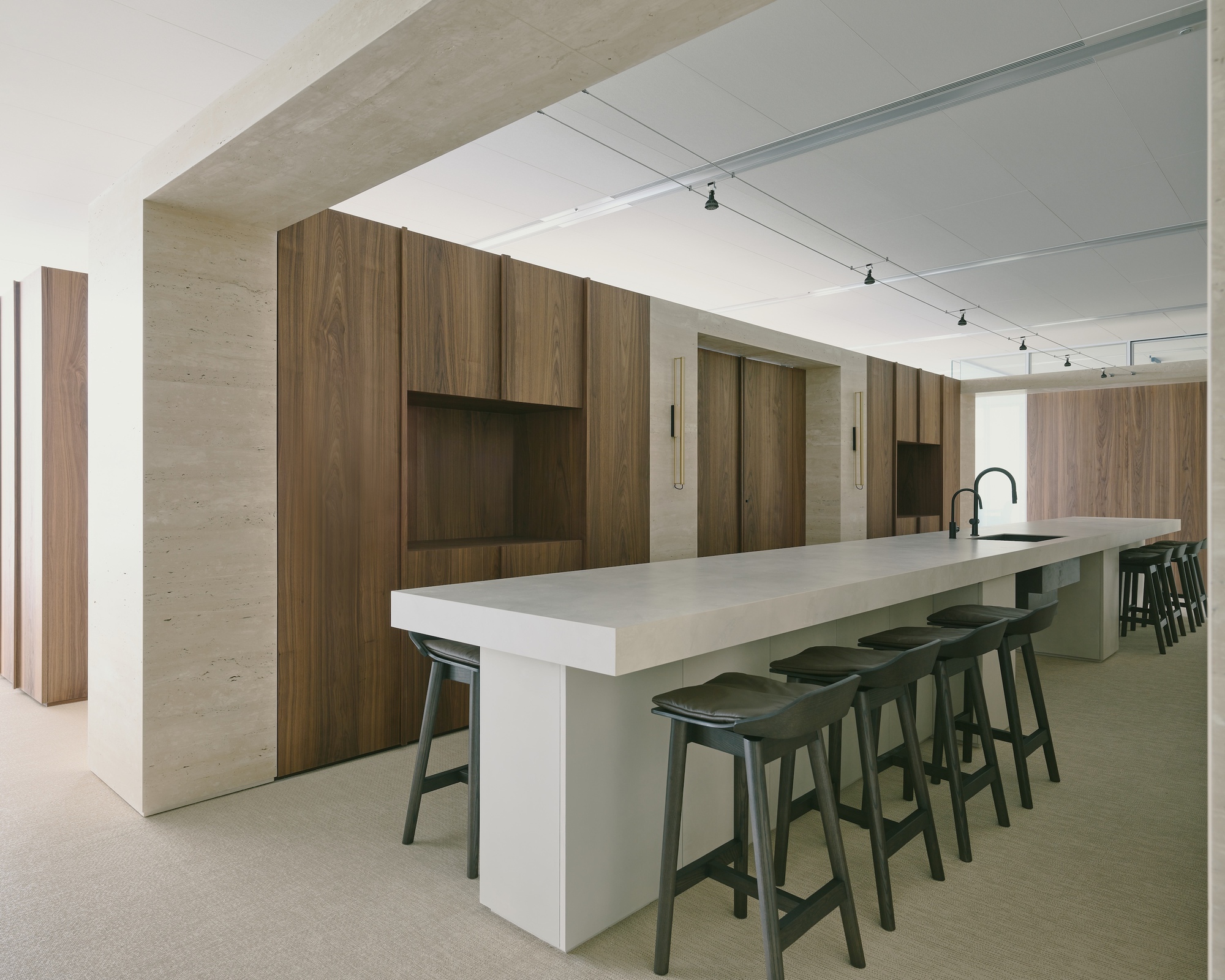 Office H / Minuspluse Design — офис в Тайбэе с «зоной взаимодействия сотрудников» в центре планировки