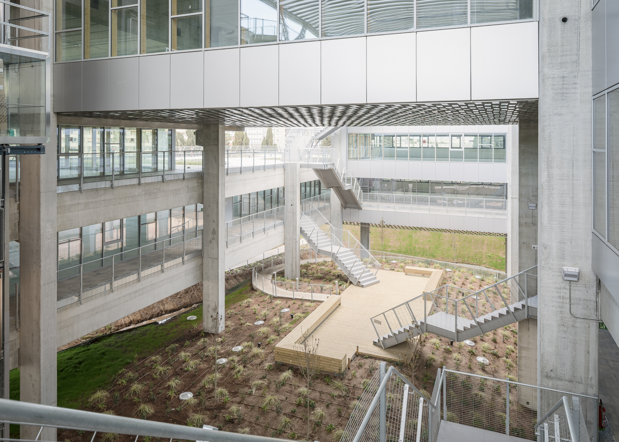 Delta Business Center / Picharchitects/Pich-Aguilera