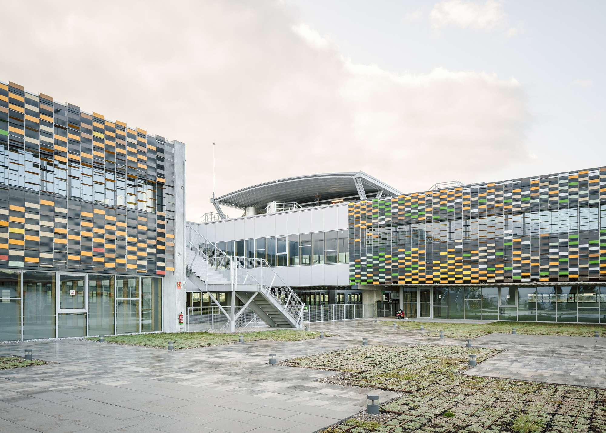 Delta Business Center / Picharchitects/Pich-Aguilera