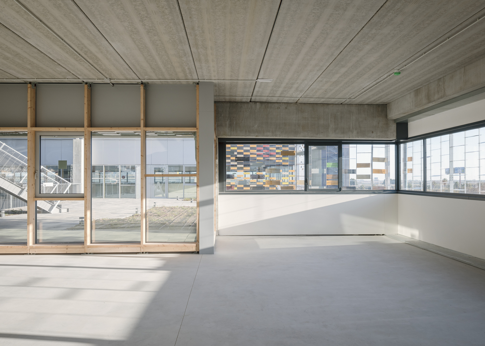 Delta Business Center / Picharchitects/Pich-Aguilera
