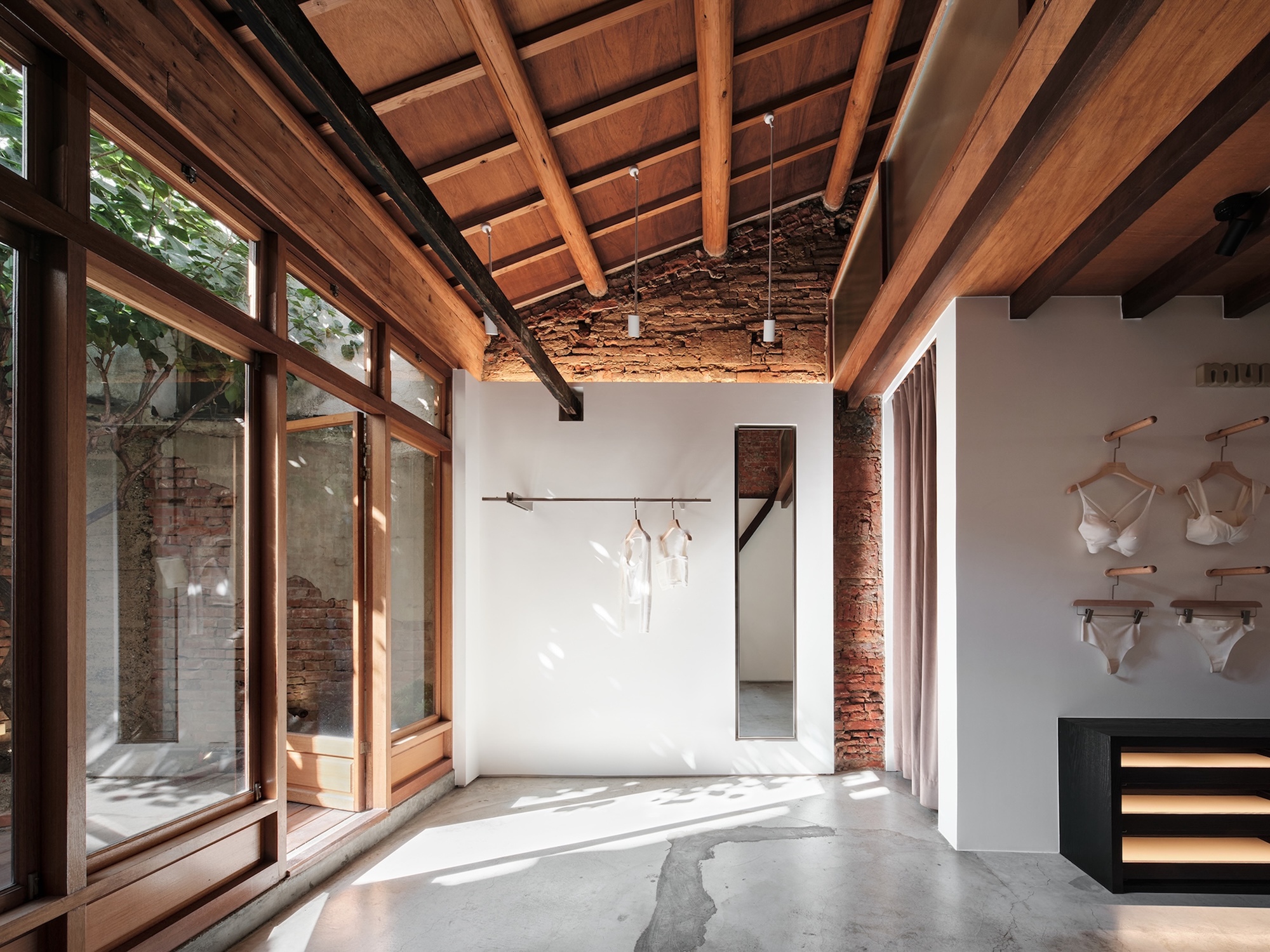Human Haus TN / Minuspluse Design: редевелопмент традиционного таунхауса в торговое пространство
