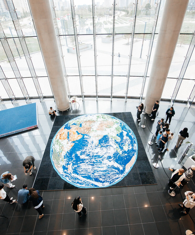 72 Voices of Earth: монументальная ручная мозаика из бумажных квиллов в Abu Dhabi Plaza