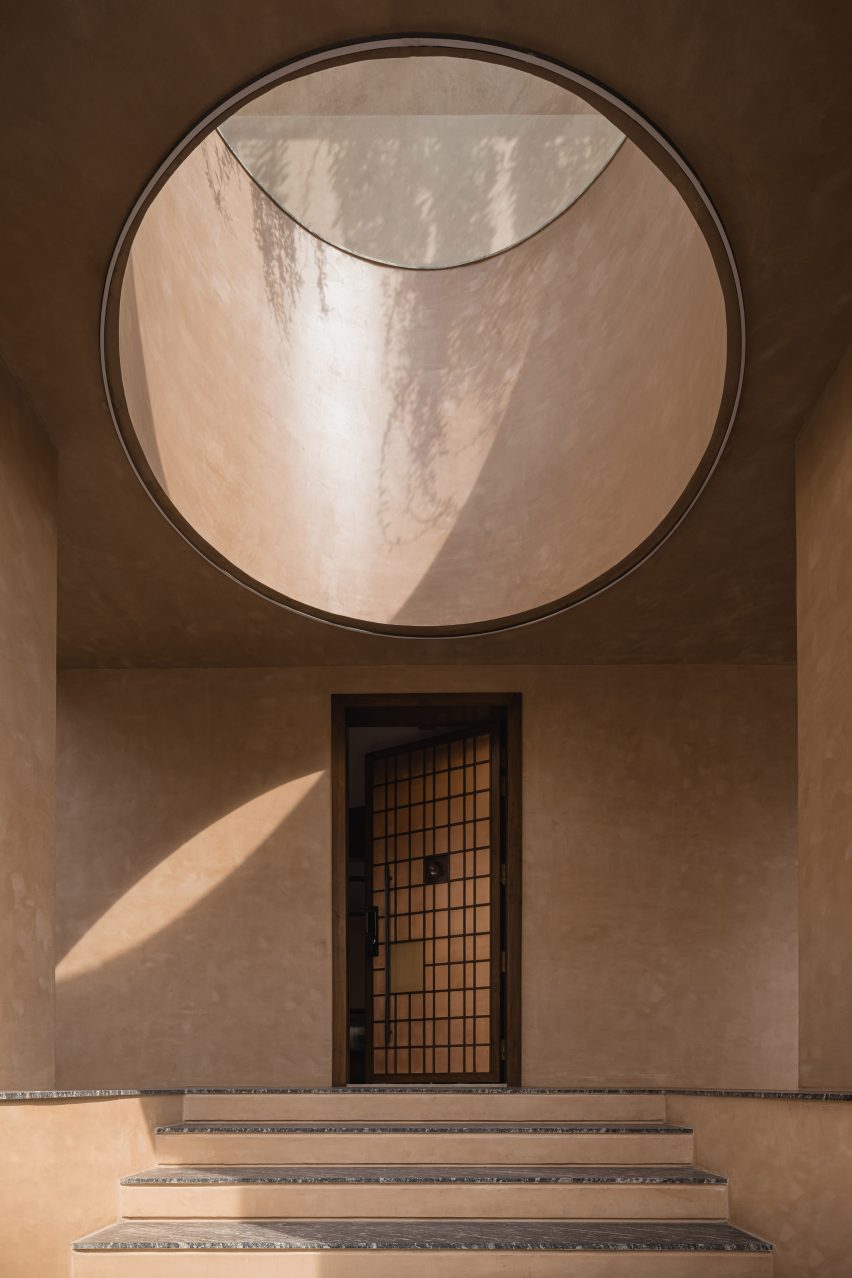 Дом в Гуджарате от Design ni Dukaan, вдохновленный Corbusier и Doshi