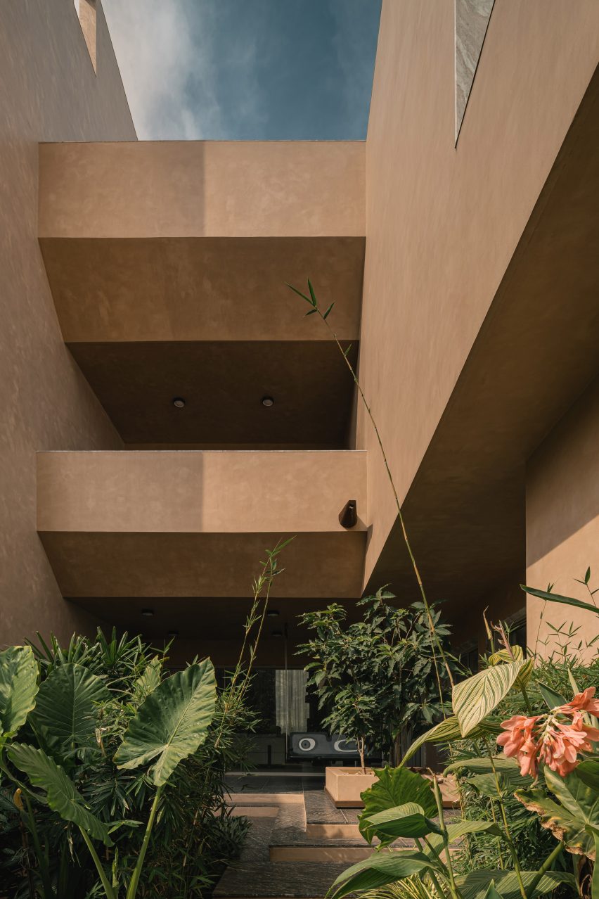 Дом в Гуджарате от Design ni Dukaan, вдохновленный Corbusier и Doshi