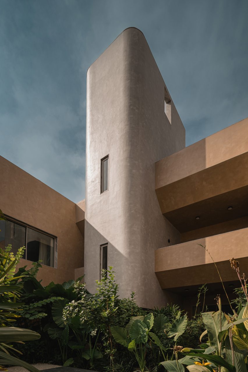 Дом в Гуджарате от Design ni Dukaan, вдохновленный Corbusier и Doshi