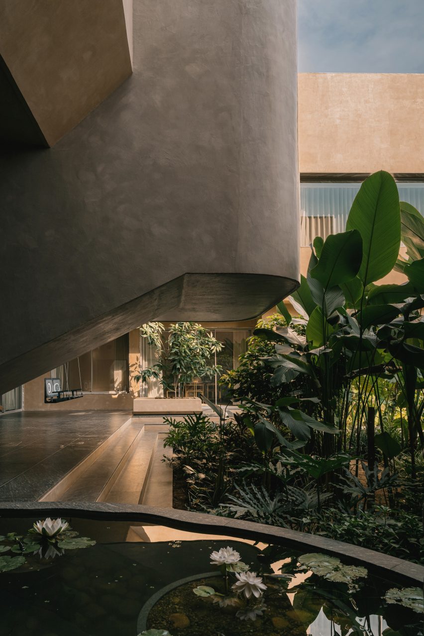 Дом в Гуджарате от Design ni Dukaan, вдохновленный Corbusier и Doshi