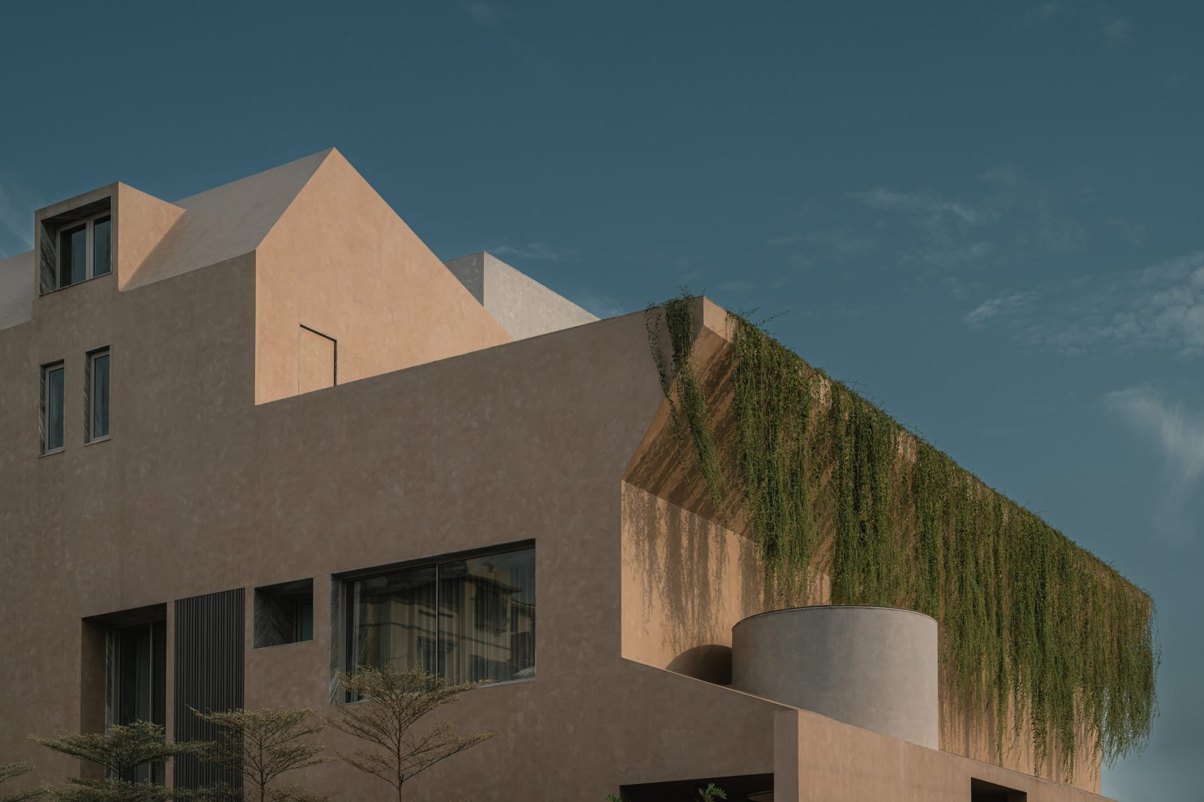 Дом в Гуджарате от Design ni Dukaan, вдохновленный Corbusier и Doshi