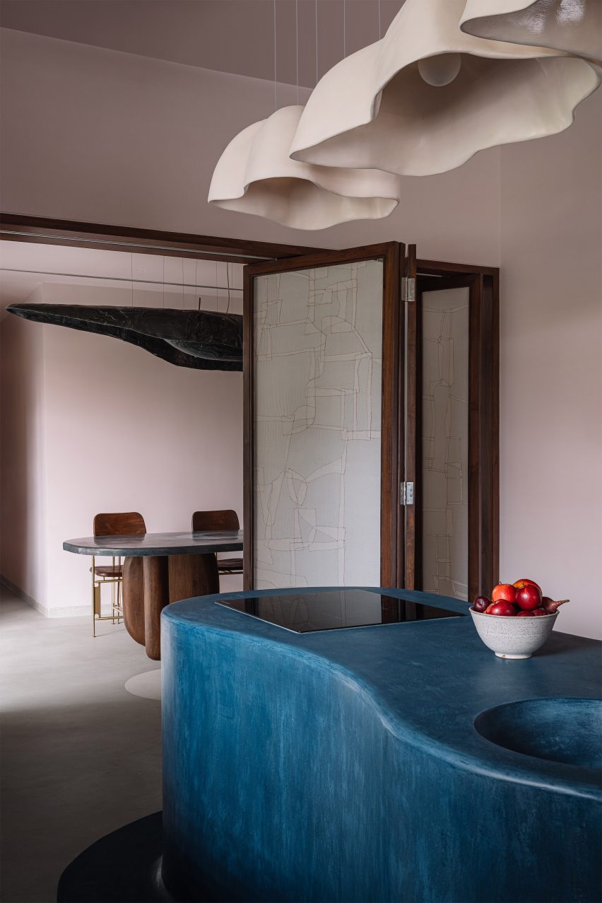 Дом в Гуджарате от Design ni Dukaan, вдохновленный Corbusier и Doshi