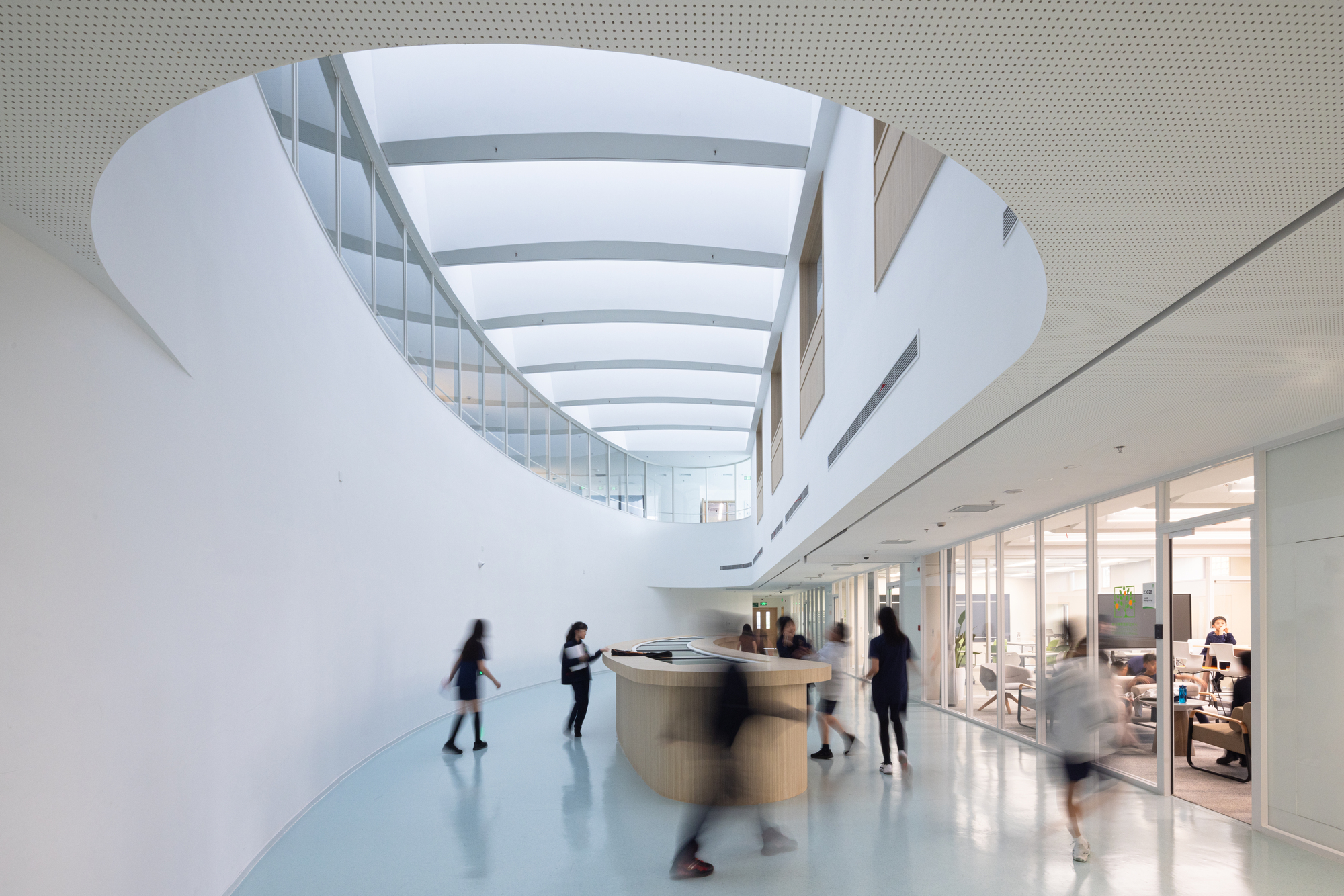 Anna Pao Sohmen Centre в школе YK Pao School / Scenic Architecture Office
