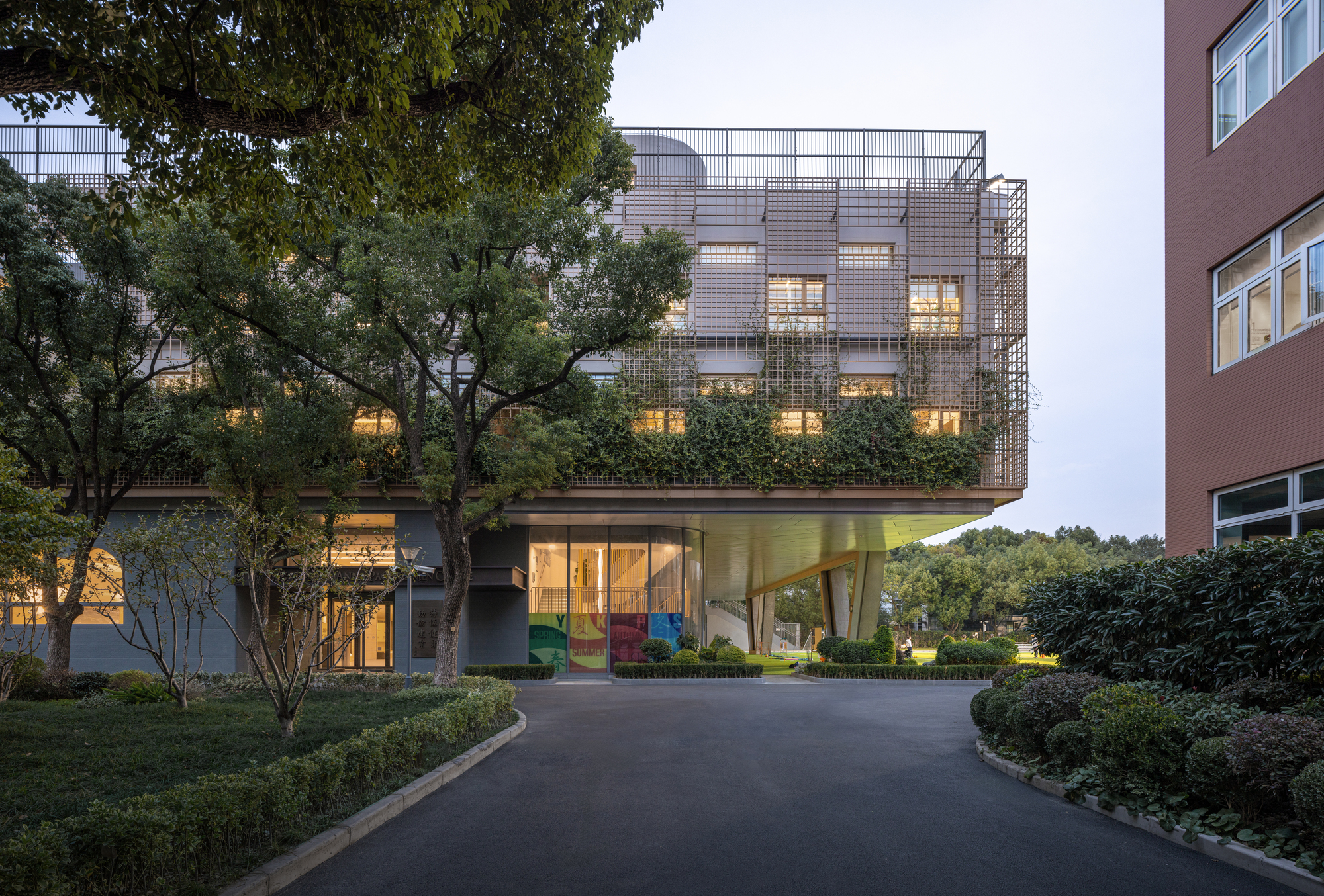 Anna Pao Sohmen Centre в школе YK Pao School / Scenic Architecture Office