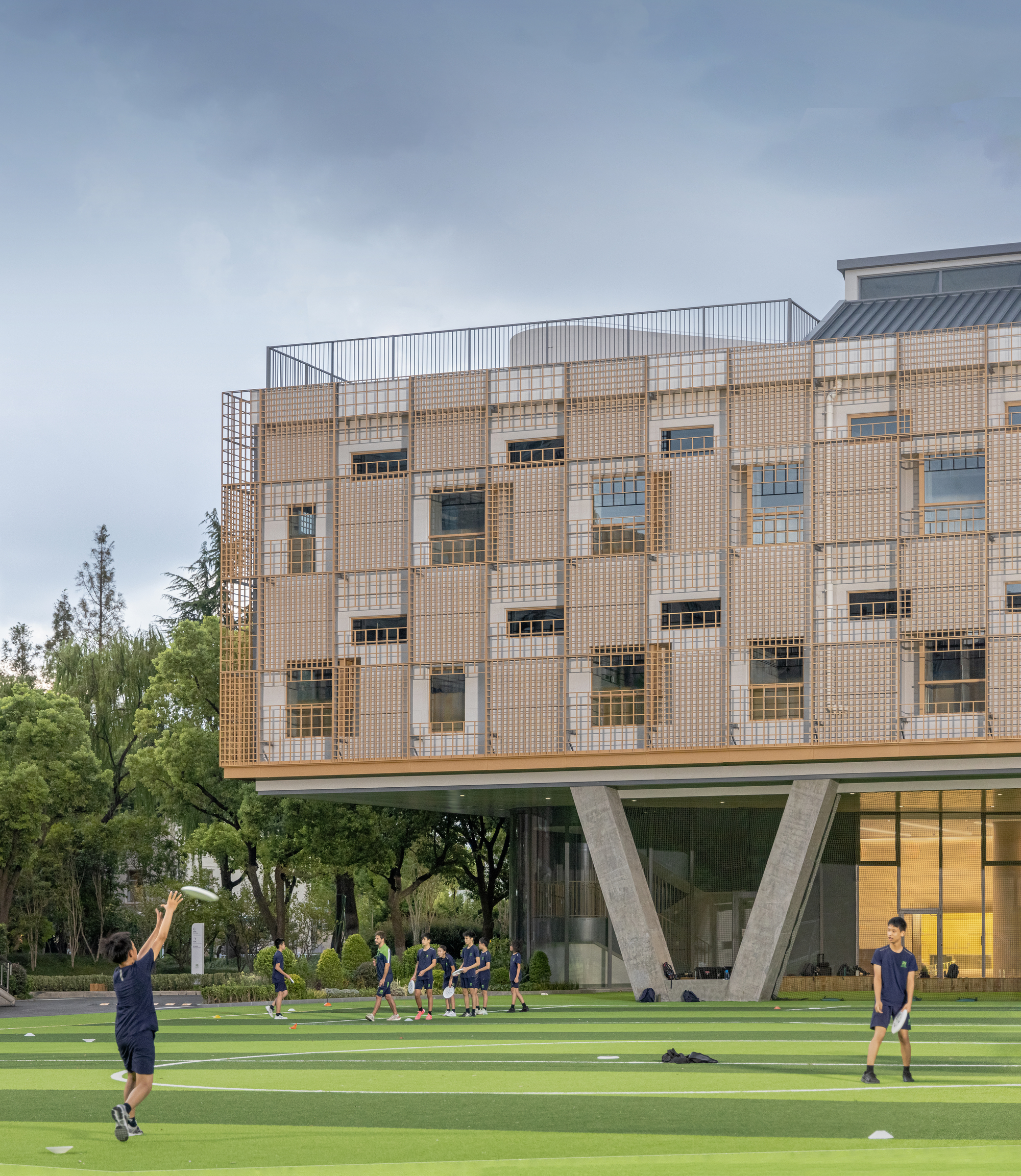 Anna Pao Sohmen Centre в школе YK Pao School / Scenic Architecture Office