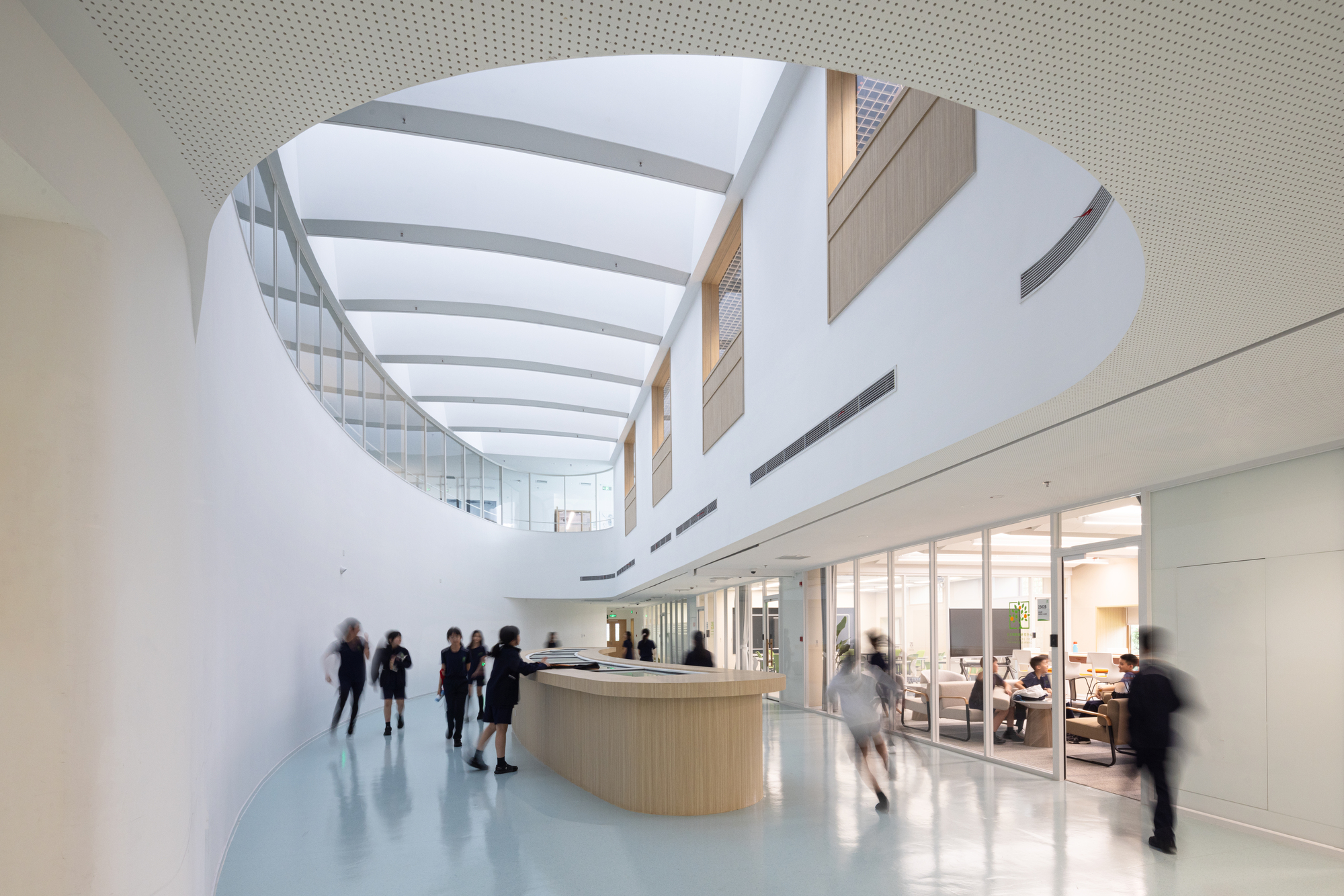 Anna Pao Sohmen Centre в школе YK Pao School / Scenic Architecture Office