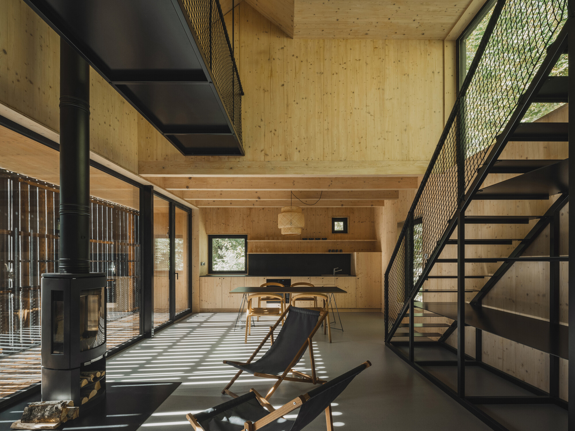 Между камнем и рекой: домик Mimosa architects на берегу Сазавы