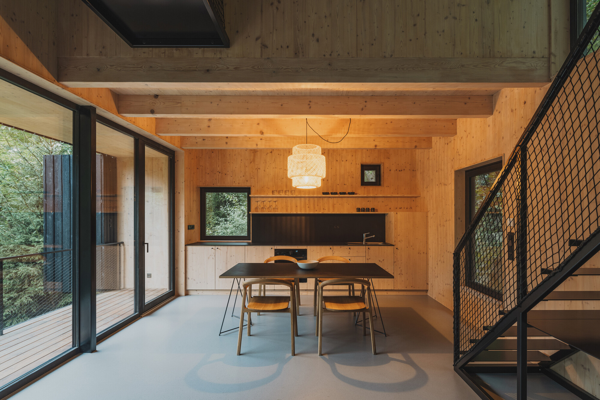 Между камнем и рекой: домик Mimosa architects на берегу Сазавы