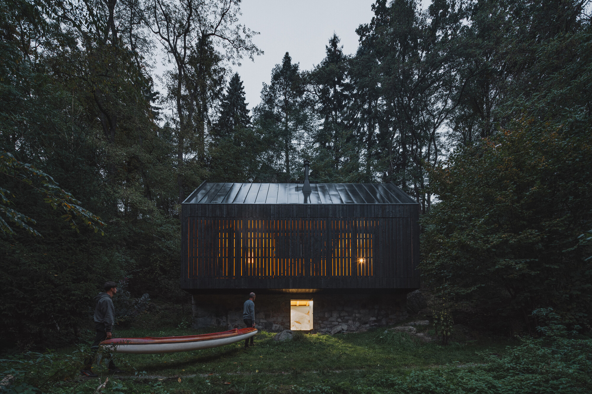 Между камнем и рекой: домик Mimosa architects на берегу Сазавы