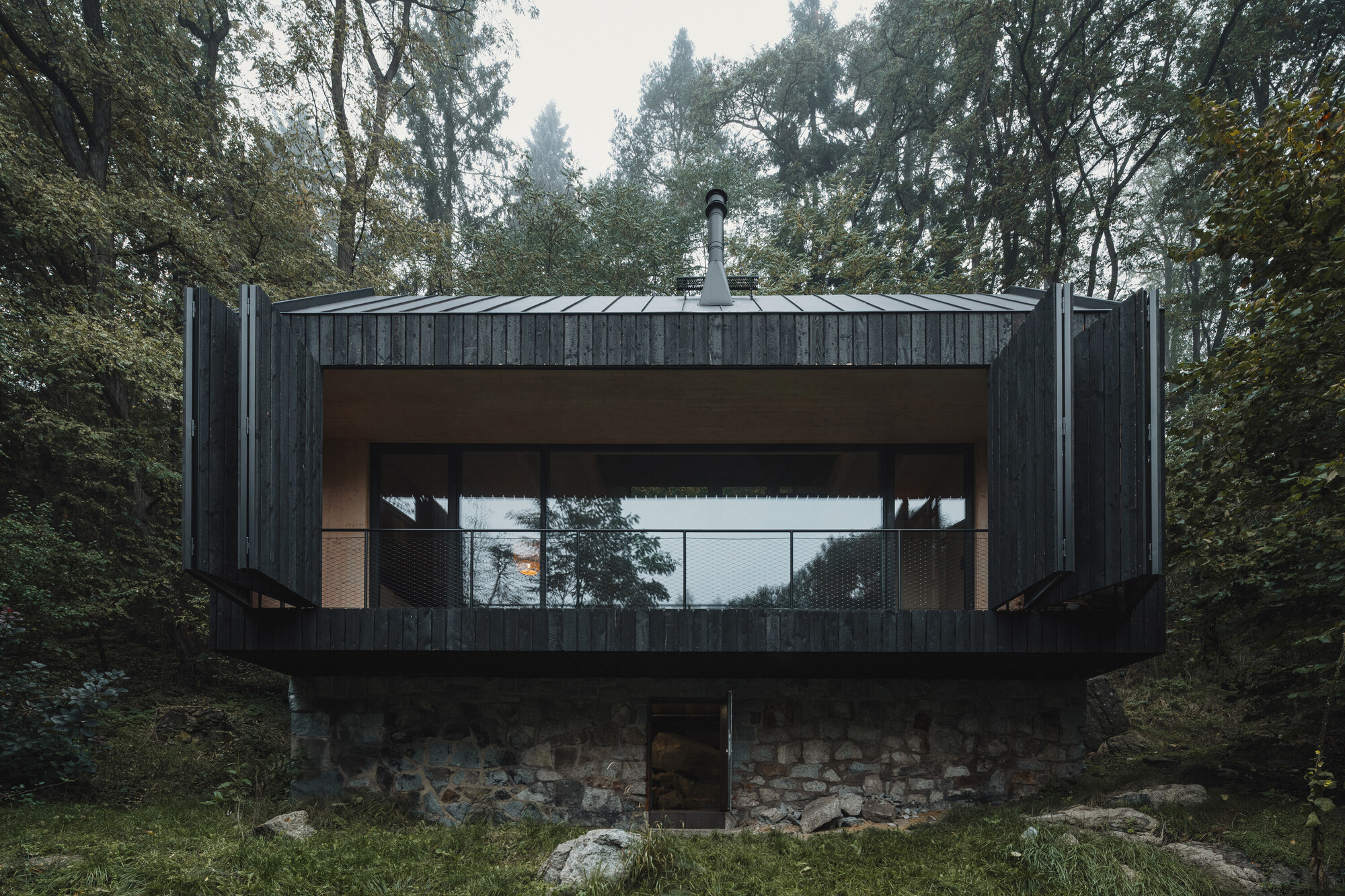 Между камнем и рекой: домик Mimosa architects на берегу Сазавы