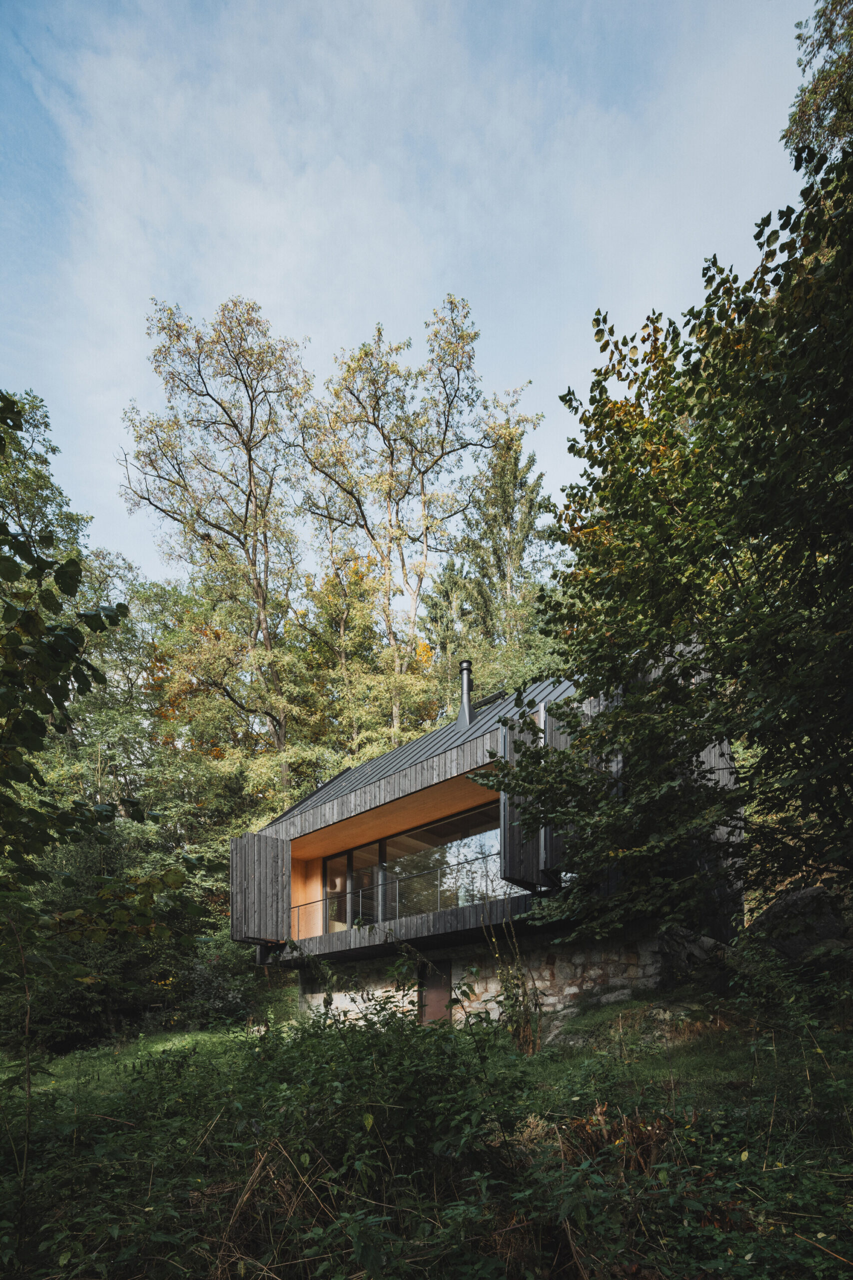 Между камнем и рекой: домик Mimosa architects на берегу Сазавы