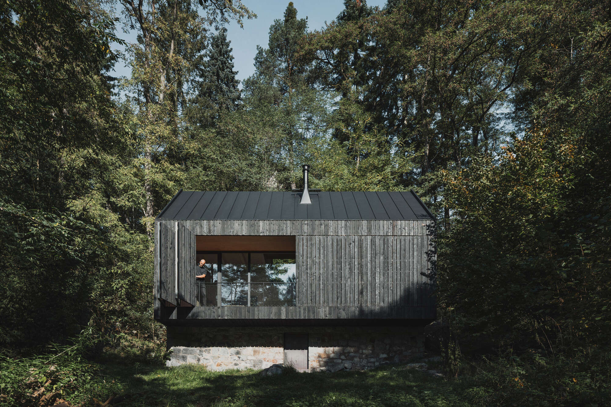 Между камнем и рекой: домик Mimosa architects на берегу Сазавы
