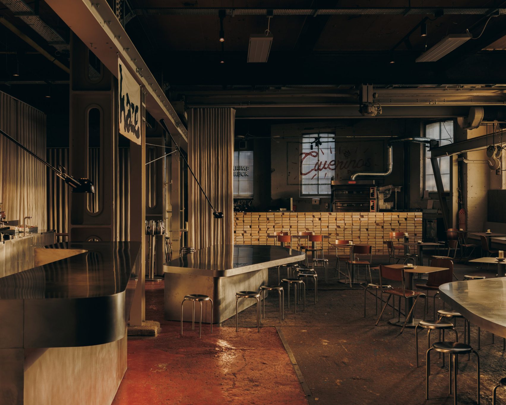 Gras деликатно преобразовала доковый склад в Browns of Leith
