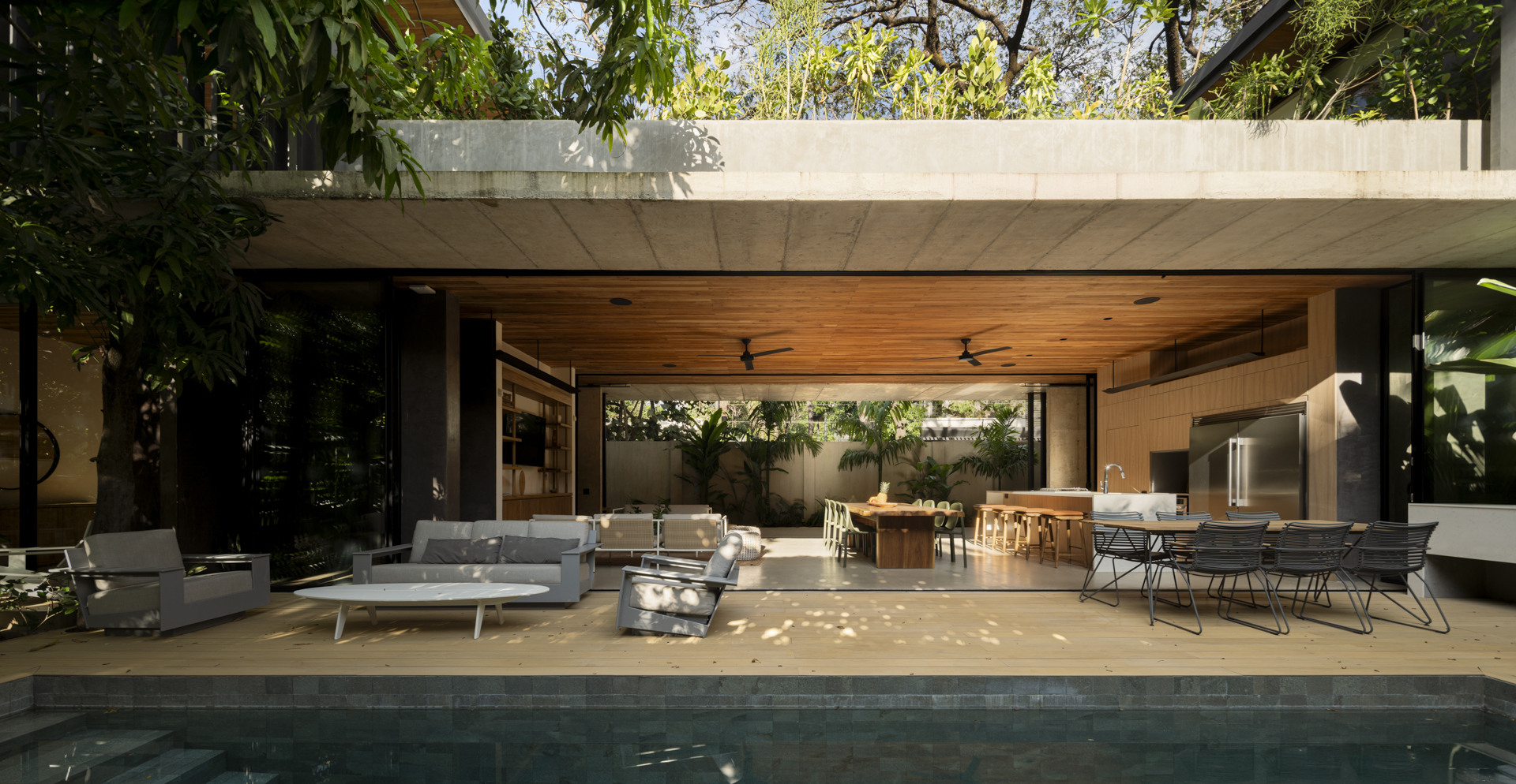 The Calm House / Carazo Arquitectura