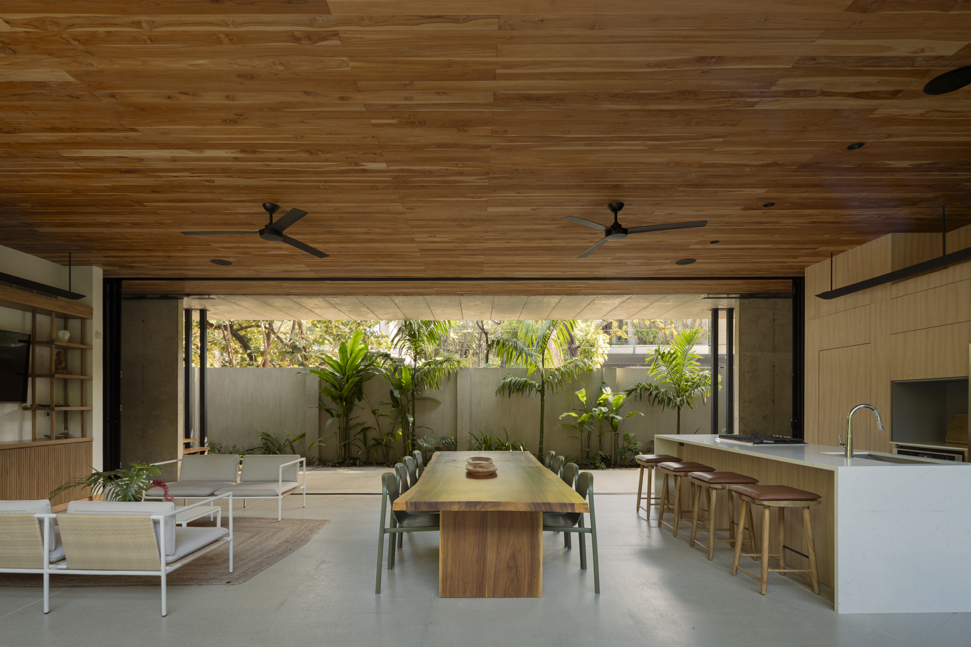 The Calm House / Carazo Arquitectura