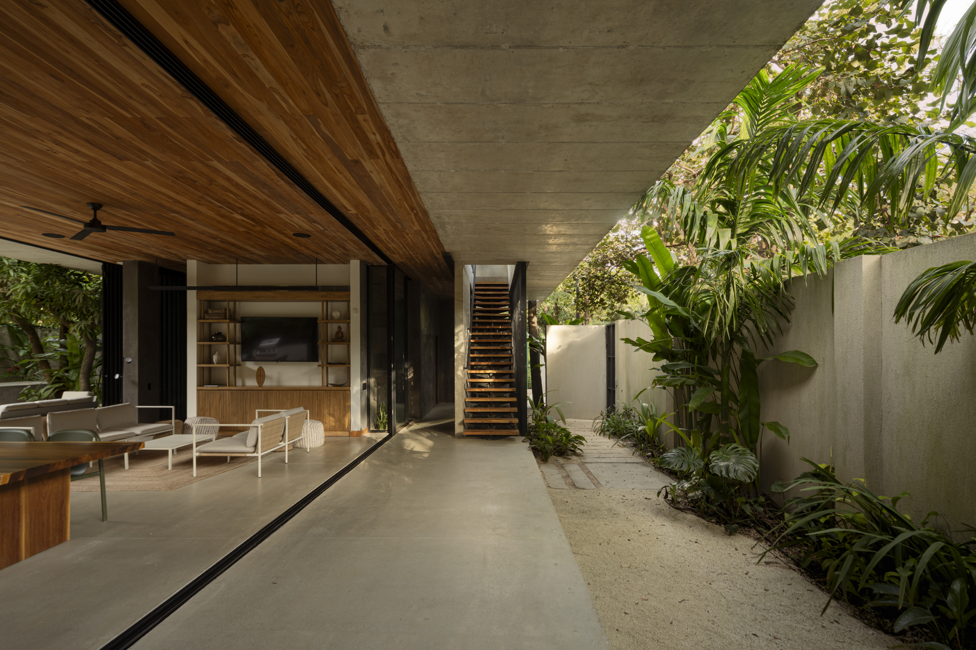 The Calm House / Carazo Arquitectura