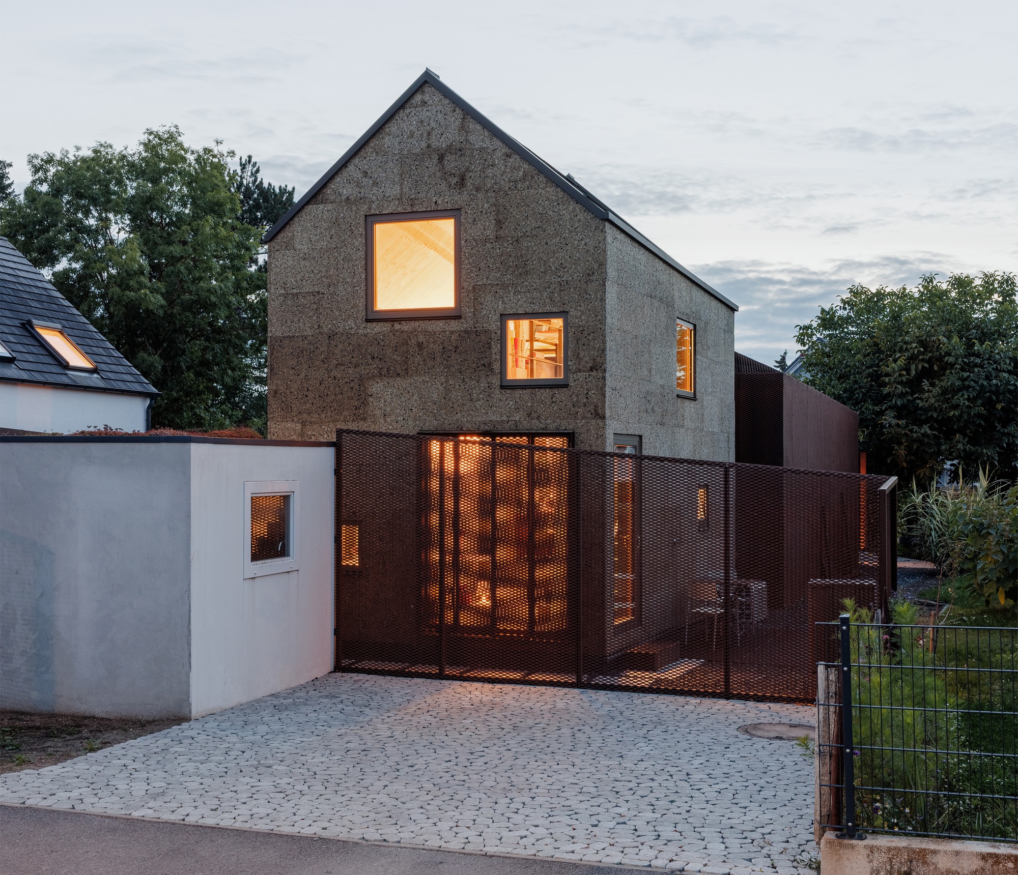 Cork House / studio bauform: расширение дома из кортена в Хомбурге
