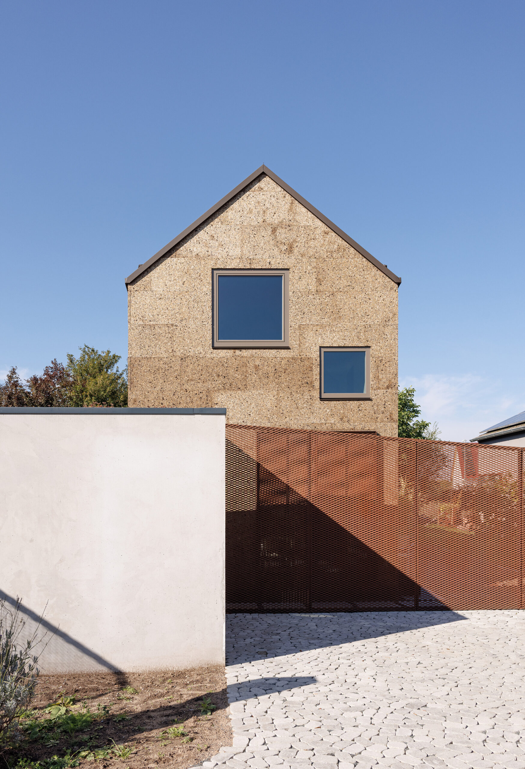 Cork House / studio bauform: расширение дома из кортена в Хомбурге
