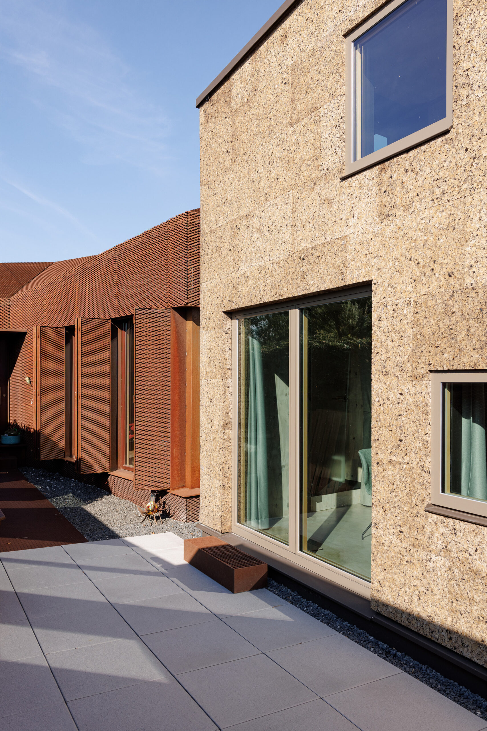 Cork House / studio bauform: расширение дома из кортена в Хомбурге