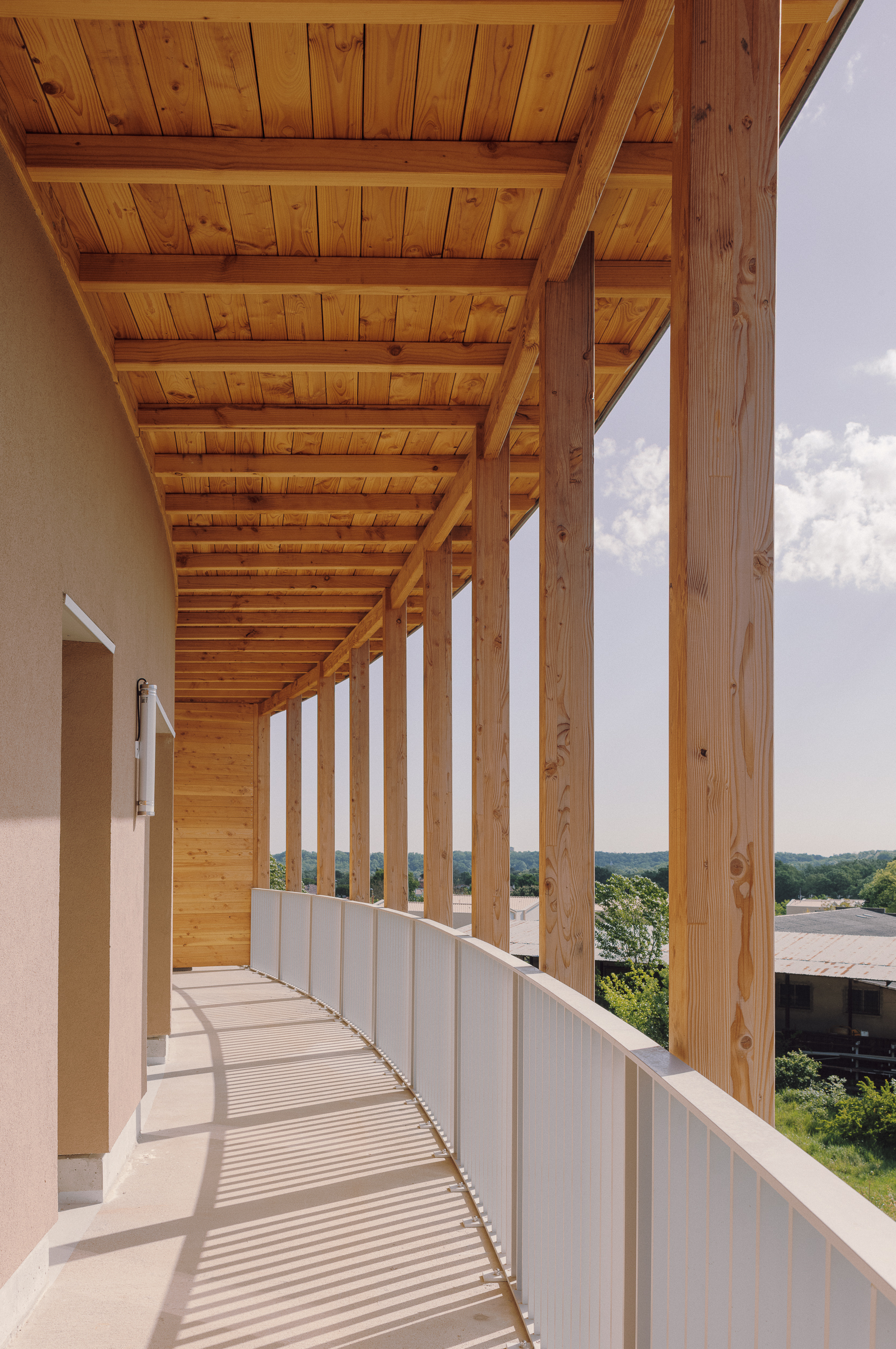 Социальное жильё в Корнбаррьё: проект Atelier Régis Roudil Architectes связывает природу и новую городскую ткань