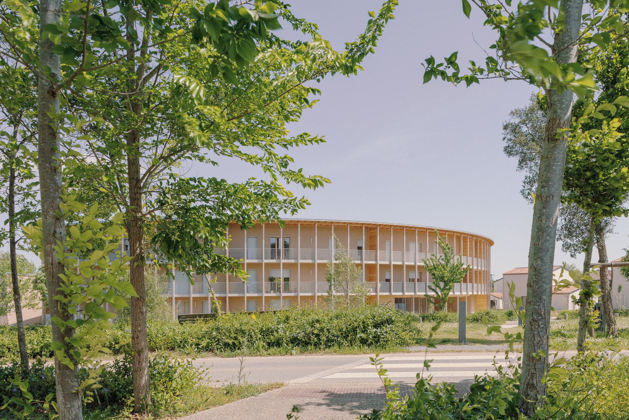 Социальное жильё в Корнбаррьё: проект Atelier Régis Roudil Architectes связывает природу и новую городскую ткань