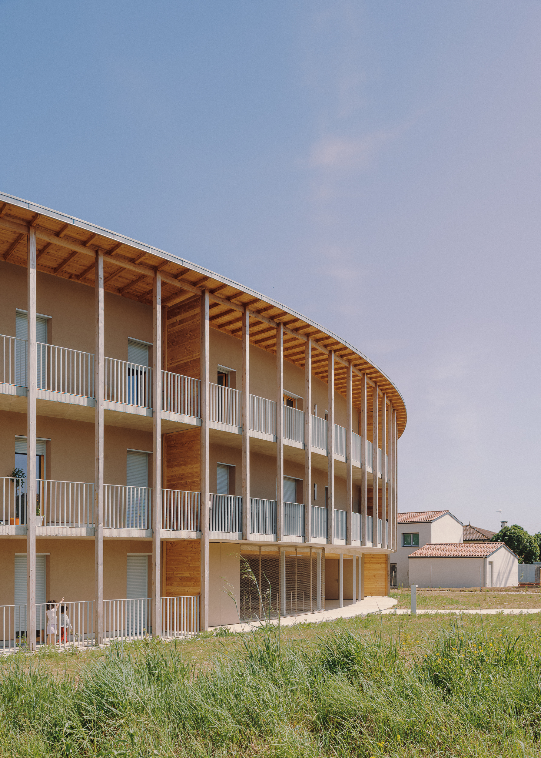 Социальное жильё в Корнбаррьё: проект Atelier Régis Roudil Architectes связывает природу и новую городскую ткань