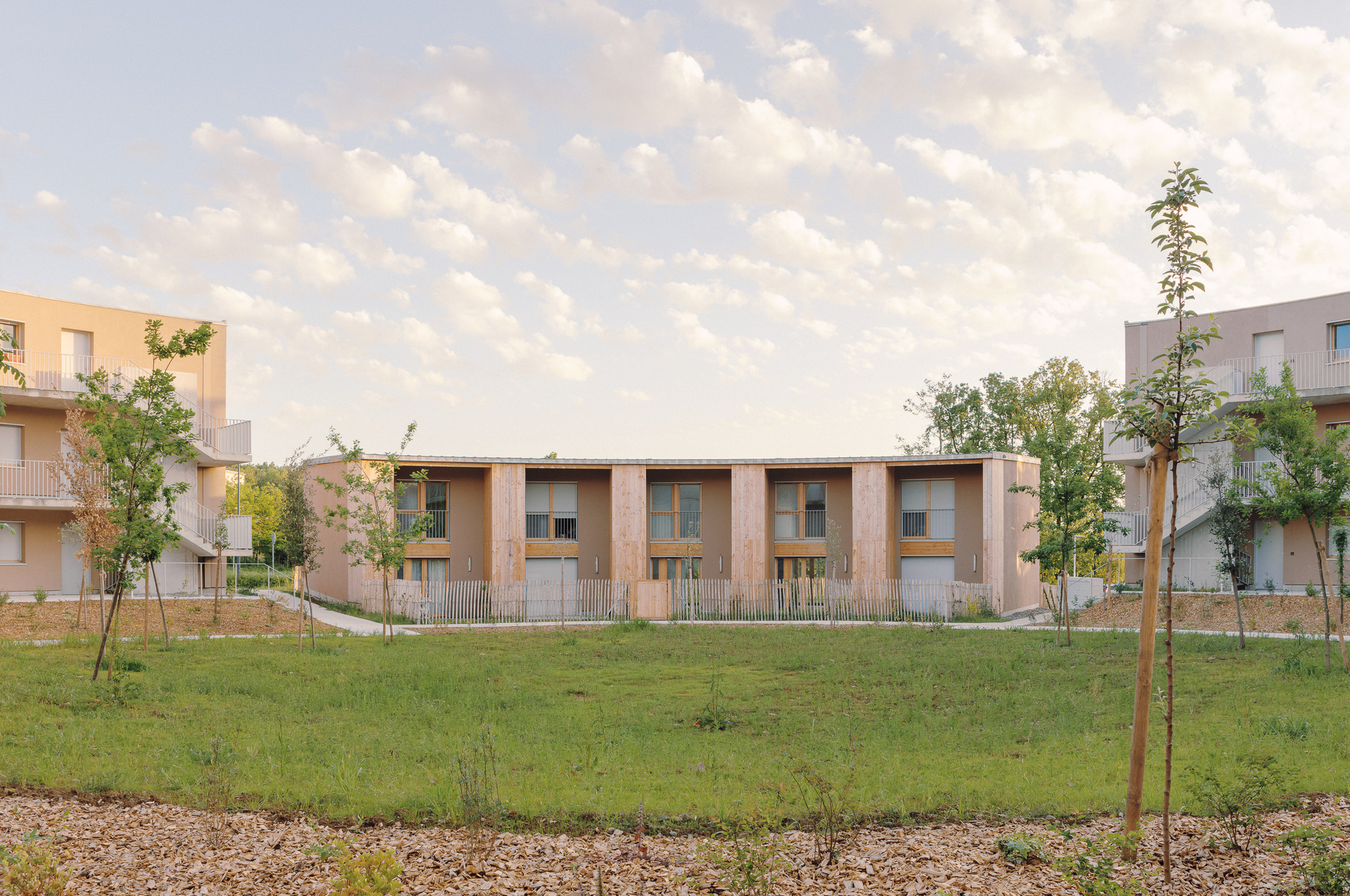 Социальное жильё в Корнбаррьё: проект Atelier Régis Roudil Architectes связывает природу и новую городскую ткань