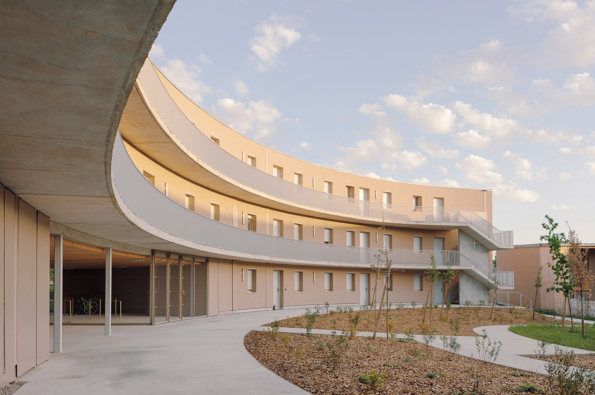 Социальное жильё в Корнбаррьё: проект Atelier Régis Roudil Architectes связывает природу и новую городскую ткань