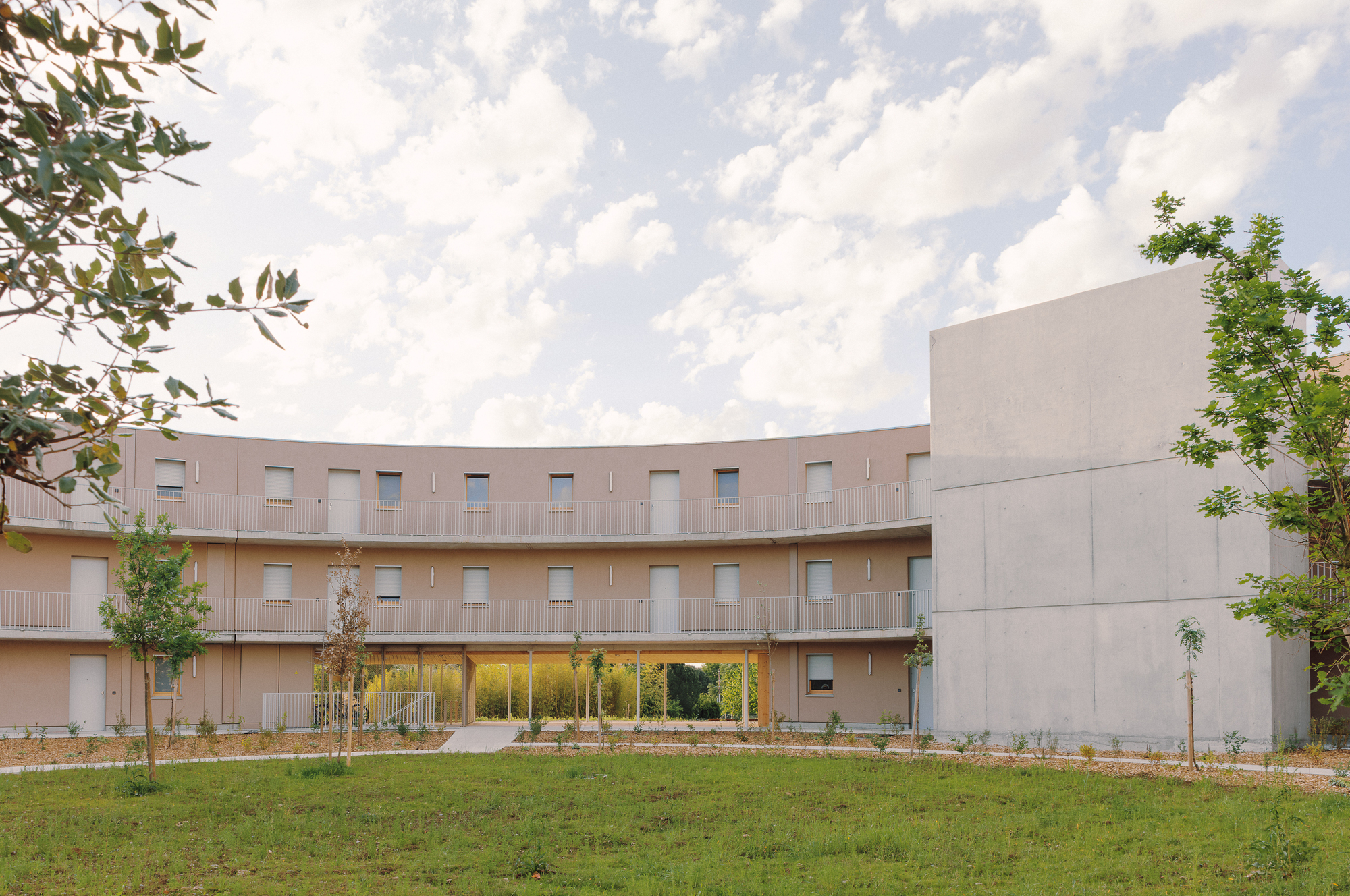 Социальное жильё в Корнбаррьё: проект Atelier Régis Roudil Architectes связывает природу и новую городскую ткань