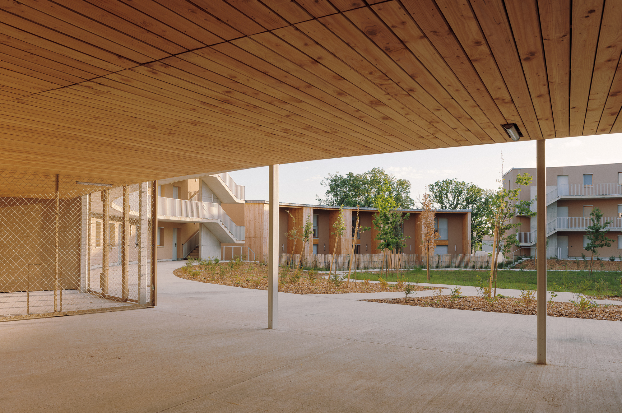 Социальное жильё в Корнбаррьё: проект Atelier Régis Roudil Architectes связывает природу и новую городскую ткань